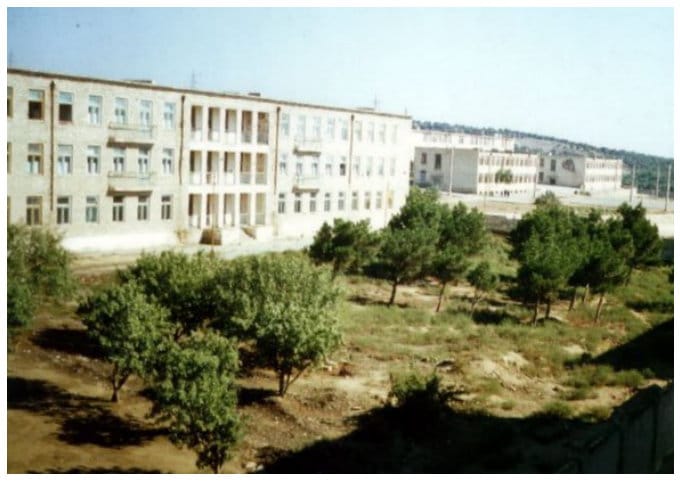Bild: Unterkunftsgebäude der KBBMKY (Foto von außerhalb der Schule)
