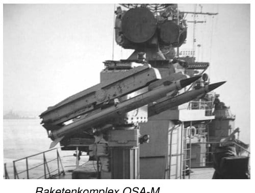 Der Zwillingsstarter des Flugabwehrraketenkomplexes OSA-M mit zwei aufgelegten Raketen ist ausgefahren, dahinter der Aufbau mit der Feuerleitantenne