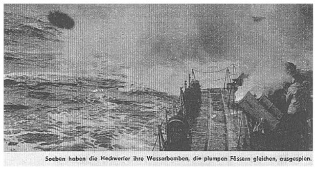 Zeitschriftenreproduktion: Blick über das Heck bei Nacht, die Heckwerfer haben soeben Wasserbomben ausgestoßen, im Wasser stehen die Detonationswolken