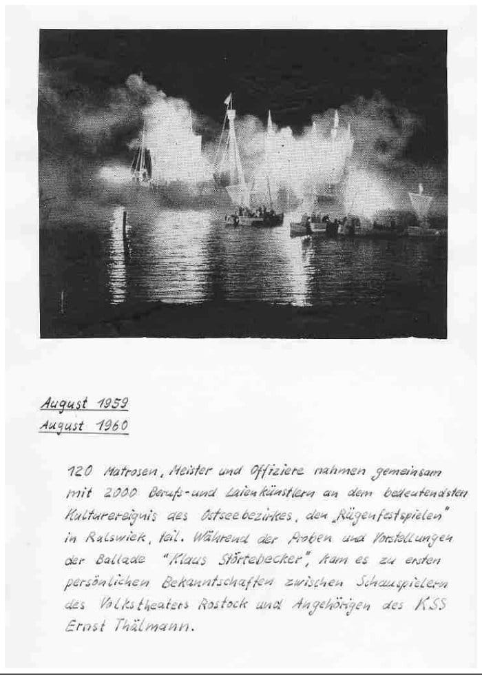 Faksimileseite mit einem Nachtfoto der Rügenfestspiele in Ralswiek – brennende Kulissen und Segelschiffe auf dem Wasser – und einem handschriftlichen Eintrag zu August 1959/1960