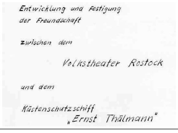 Handschriftliche Titelseite des Buches: „Entwicklung und Festigung der Freundschaft zwischen dem Volkstheater Rostock und dem Küstenschutzschiff ‚Ernst Thälmann‘“