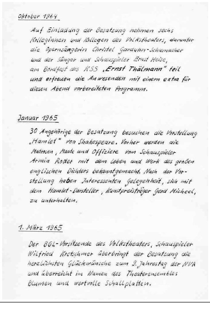Handschriftliche Faksimileseite mit Einträgen von Oktober 1964 bis März 1965 über Bordfest, Hamlet-Vorstellung und Glückwünsche zum 9. Jahrestag der NVA