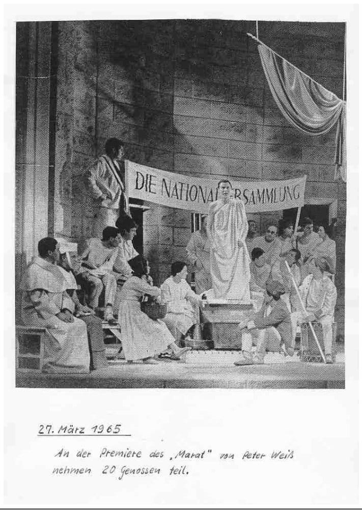Faksimileseite mit einem Szenenfoto der Inszenierung „Marat“ – Darsteller in antikisierenden Kostümen unter dem Spruchband „Die Nationalversammlung“ – und einem Eintrag vom 27. März 1965