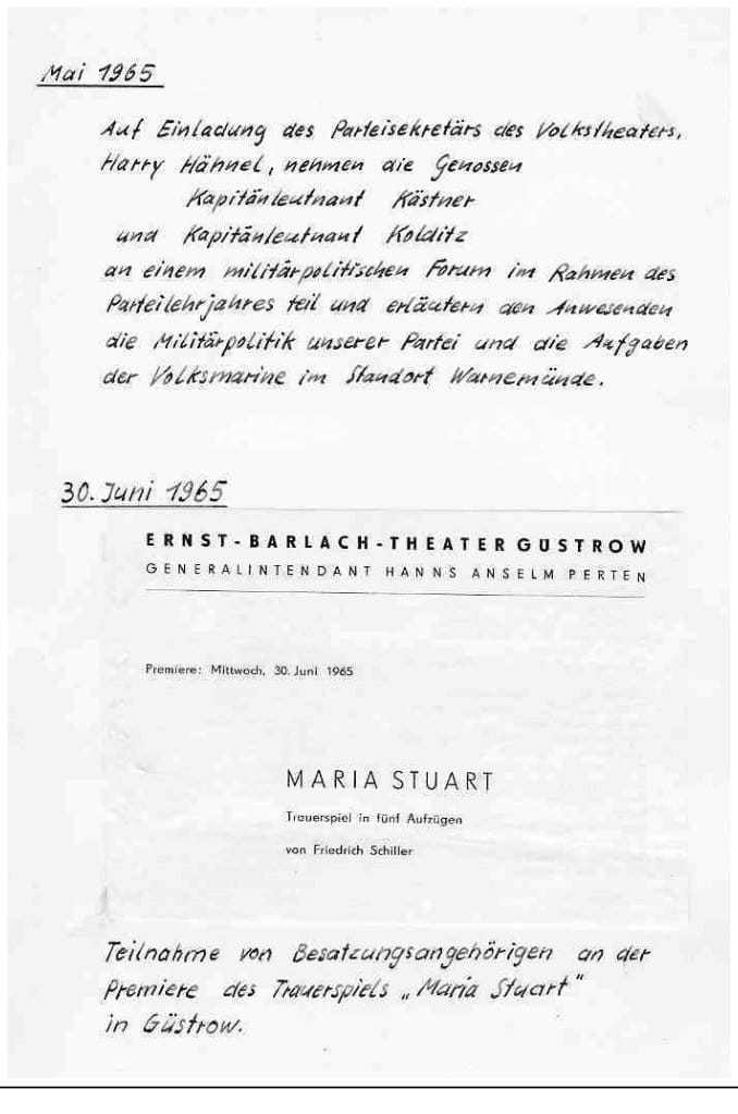 Faksimileseite mit handschriftlichem Eintrag vom Mai 1965 und dem aufgeklebten Programmzettel der Schiller-Premiere „Maria Stuart“ am Ernst-Barlach-Theater Güstrow