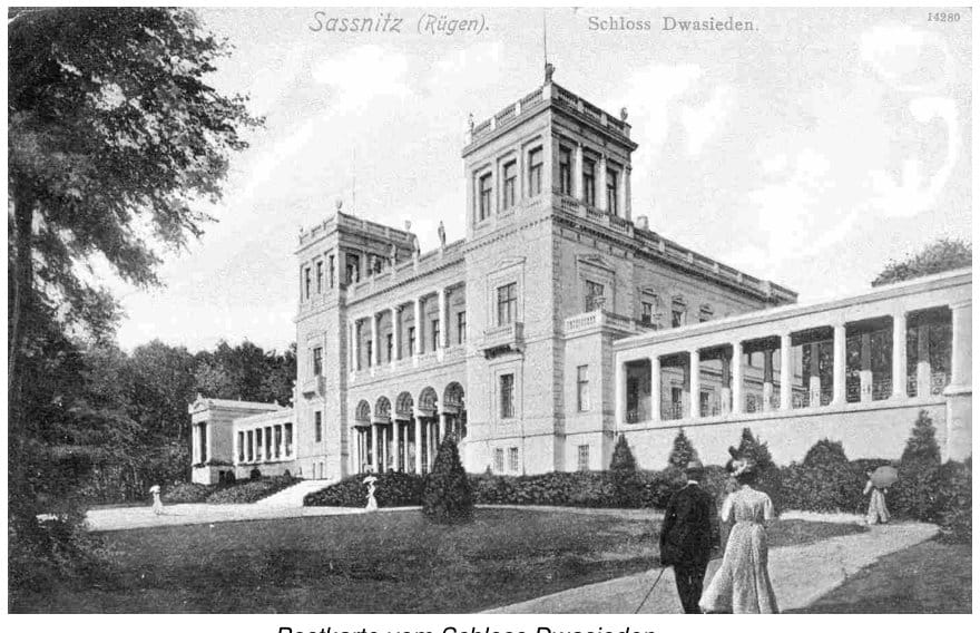 Historische Postkarte des Schlosses Dwasieden bei Saßnitz: klassizistischer Bau mit Türmen und Kolonnade, im Vordergrund spazieren Damen und Herren in Kleidung der Jahrhundertwende