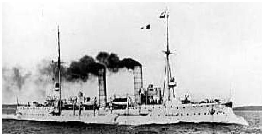 Ein Kleiner Kreuzer der Kaiserlichen Marine mit drei rauchenden Schornsteinen fährt in ruhiger See, aufgenommen von der Seite in voller Länge
