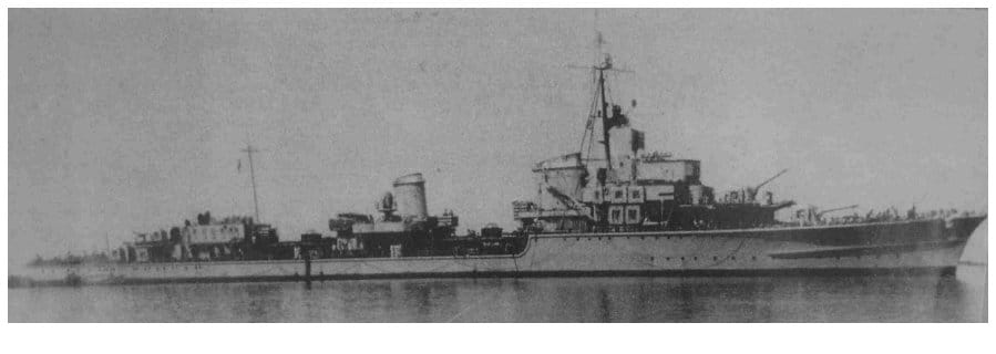 Ein Zerstörer der Kriegsmarine liegt in ruhigem Wasser, von der Seite in voller Länge aufgenommen, mit Doppeltürmen vorn und achtern und Torpedorohrsätzen mittschiffs