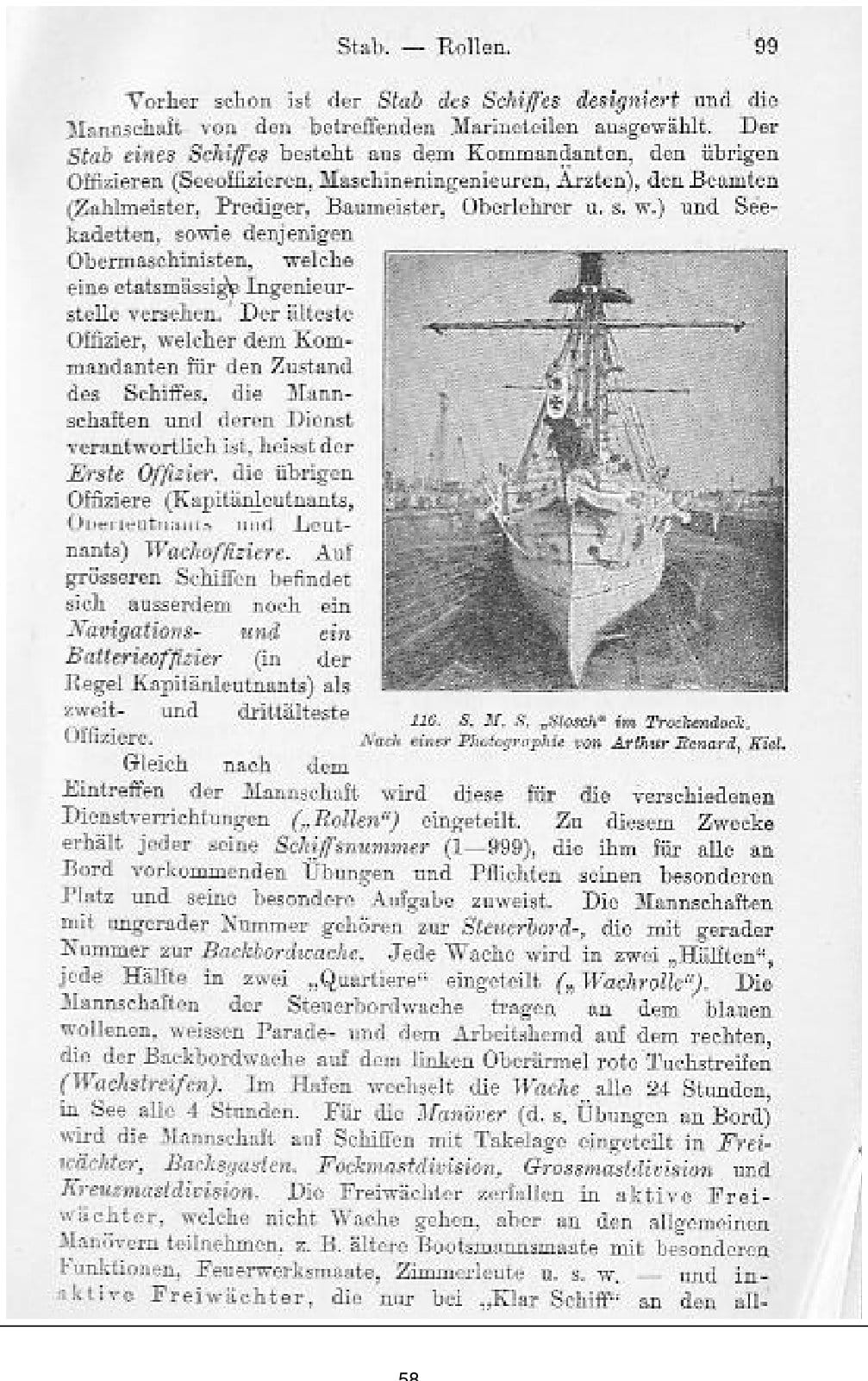 Faksimile der Buchseite 99 mit dem eingedruckten Foto der Bugansicht des Schulschiffes S. M. S. „Stosch“ im Trockendock und Erläuterungen zum Stab und zu den Rollen an Bord